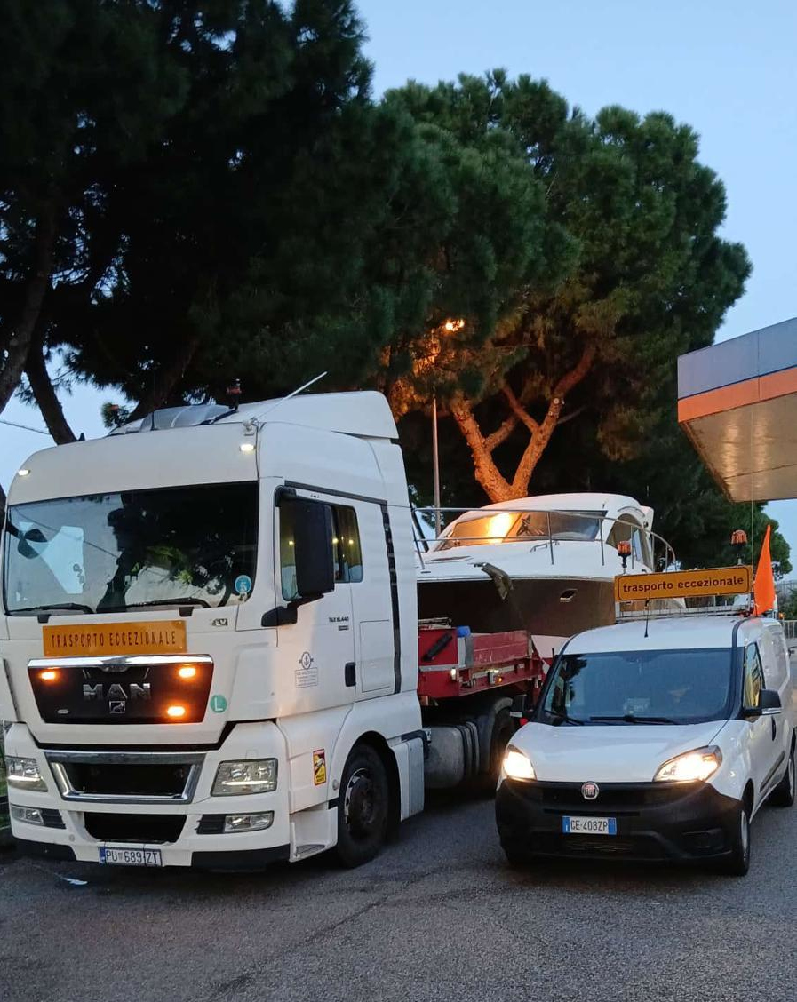 Scorte Tecniche e Trasporti Eccezionali Servizi professionali di scorta tecnica per trasporti eccezionali in Calabria e su tutto il territorio nazionale